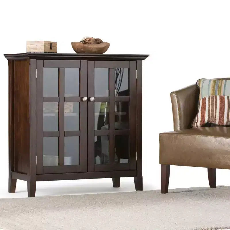 Meuble bas de rangement « Normandy » Brunette Brown, 35 po : Style transitionnel, portes vitrées, étagères réglables