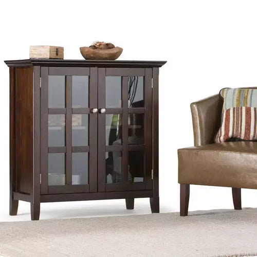 Meuble bas de rangement « Normandy » Brunette Brown, 35 po : Style transitionnel, portes vitrées, étagères réglables